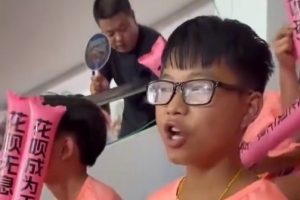 “村超”发源地孩子走出大山,18名榕江少年受邀观看苏超