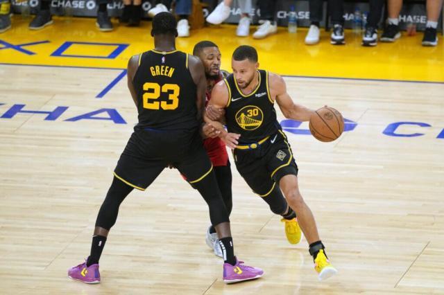 华体会中国平台-【现场】与球迷相互依偎 坚固纽带让勇士继续高歌